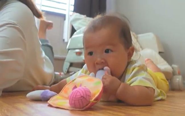 6カ月ベビーのはいはい練習。現れたお姉ちゃんがまさかの行動！？