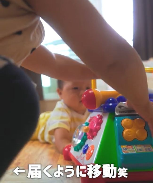 6カ月ベビーのはいはい練習。現れたお姉ちゃんがまさかの行動！？