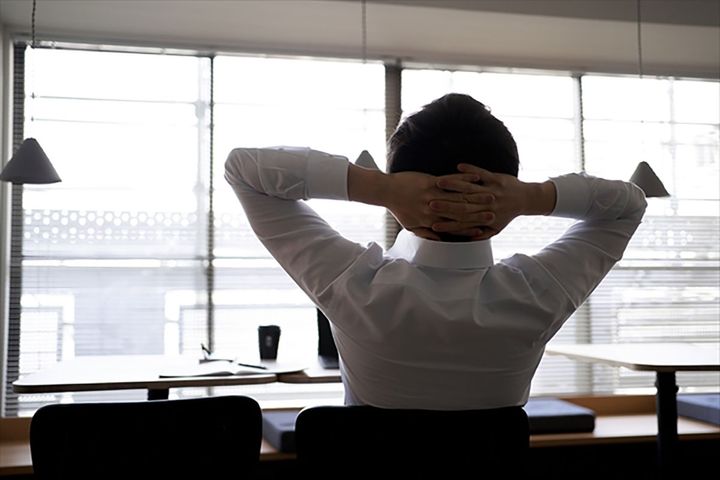 レスが遅いとサボり認定…？