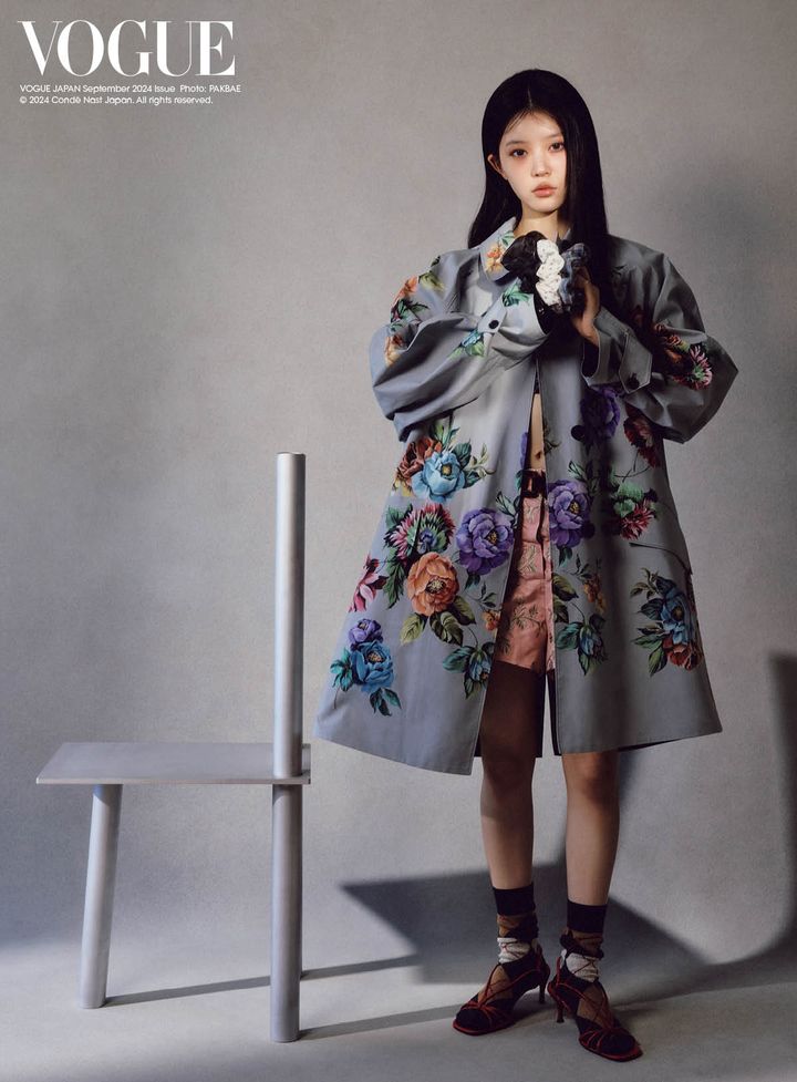 コート ¥858,000 パンツ ¥264,000 ベルト ¥209,000 ソックス ¥44,000 サンダル（参考色） ¥170,500（すべて予定価格）／すべてPRADA（プラダ クライアントサービス）