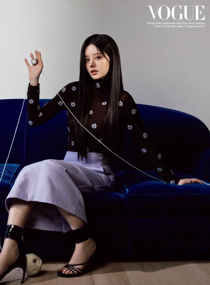 トップ ¥264,000 スカート ¥108,900 シューズ ¥170,500／すべてFERRAGAMO（フェラガモ・ジャパン）