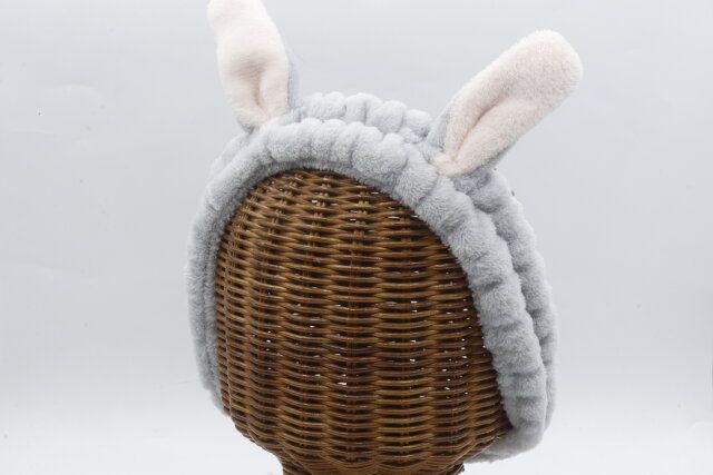 ダイソーの締め付けが苦にならないうさ耳ふわふわヘアバンド（生成、灰）