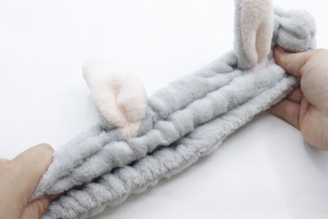 ダイソーの良く伸びるうさ耳ふわふわヘアバンド（生成、灰）