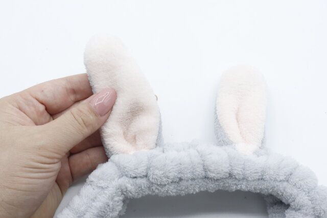 ダイソーの可愛いプチプラうさ耳ふわふわヘアバンド（生成、灰）