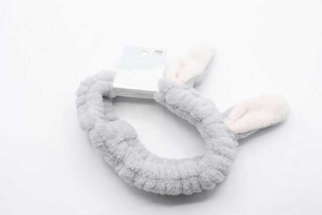 ダイソーのうさ耳ふわふわヘアバンド（生成、灰）のパッケージ
