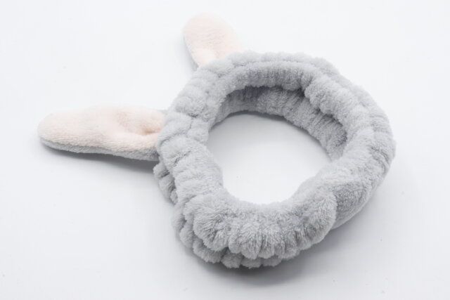 ダイソーの韓国風うさ耳ふわふわヘアバンド（生成、灰）