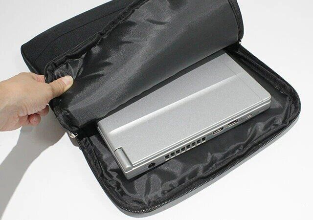 ダイソー 500円以上 2WAYパソコンケース（縦型、13インチ、BK） 使用例