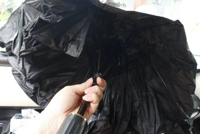 ダイソー 500円以上 折りたたみ傘型サンシェード（レギュラー） 開く