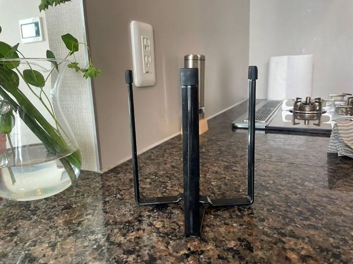 袋をひっかけて使う、折り畳みタイプのホルダーも便利です。「我が家で愛用しているのは、山崎実業の『ポリ袋エコホルダー』。使わないときは折りたたんでコンパクトに収納できます。常に三角コーナーがある状態をやめるのにおすすめのアイテムです」（西崎さん）