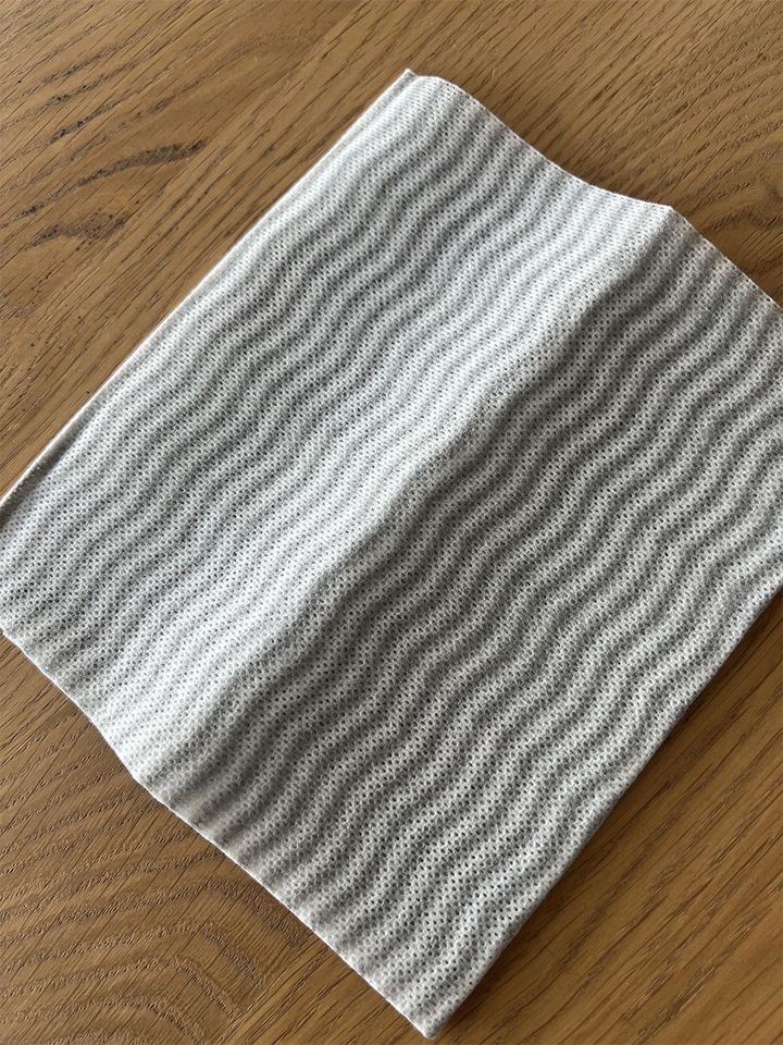 「我が家で愛用しているのは、無印良品のキッチンダスター。拭き掃除に十分な大きさがあり、厚みもありタフ。安心して繰り返し使えます。オンラインショップでは在庫なしなので、店頭やアスクルのネットショップなどでもし見かけたらぜひチェックしてほしいです」（西崎さん）