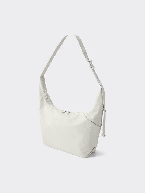 GUのソフトナイロンクロスボディバッグ