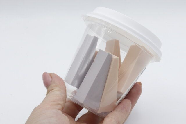 ダイソーの三角形メイクスポンジ