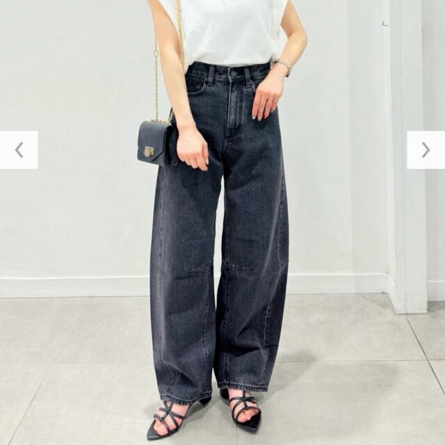 GUのバレルレッグジーンズを着ている