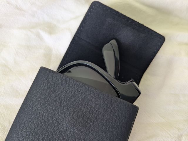 サングラスをケースに収納