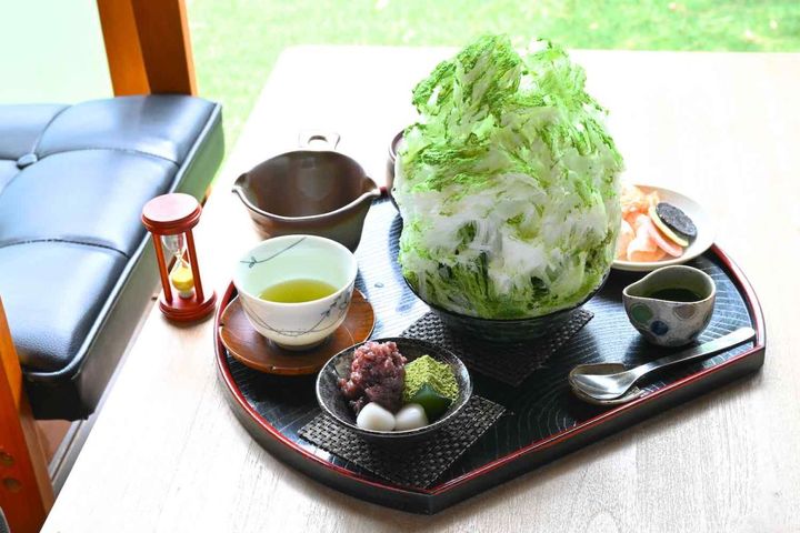 「抹茶かき氷」930円、「静岡川根産煎茶」（海老焼き菓子付）490円