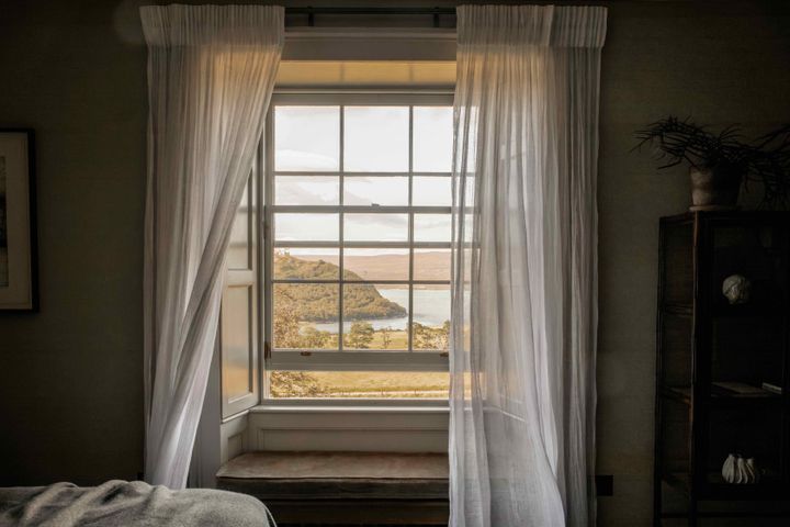 部屋の窓から、北海に通じる美しい入江、カイル・オブ・タンを望む。Photo_ Fran Mart