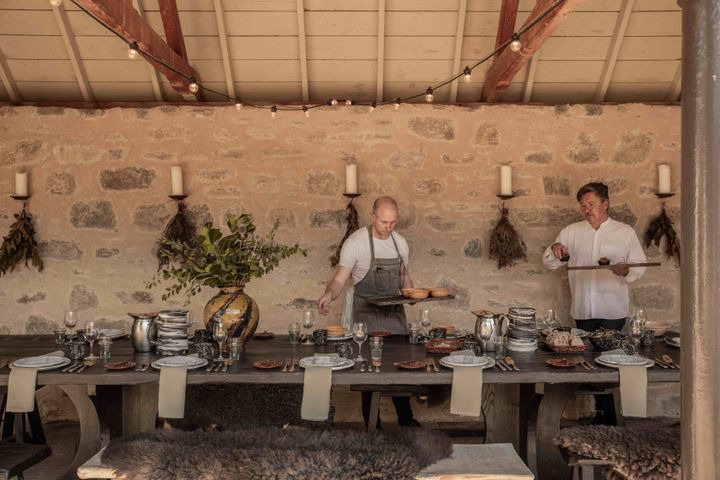 天気のいい日は、中庭に面したオープンスペースでランチ。Photo_ Fran Mart