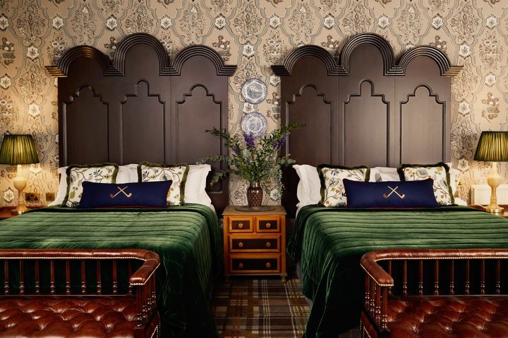 ゴルフコースの芝生のグリーンやスコットランド国旗のブルーを基調とする客室。