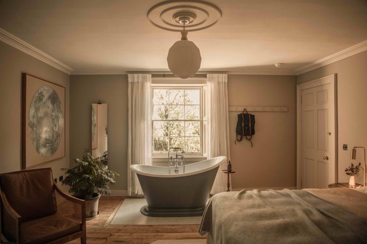 インテリアデザイナーを兼ねるアンネは、シンプルなデザインで長く使える家具をセレクト。Photo_ Fran Mart