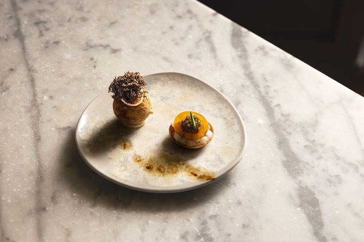 キッチンではミシュラン1つ星のボース・ハウスなどで経験を積んだデヴィッド・スミスが腕を振るう。Photo_ Alexander Baxter