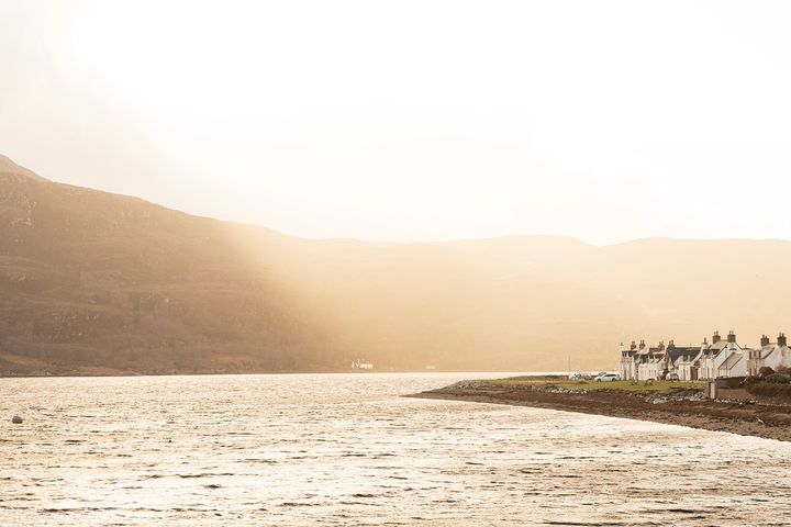 アウター・ヘブリディーズ諸島と本土を結ぶ船が出る港町、アラプール。Photo_ Alexander Baxter