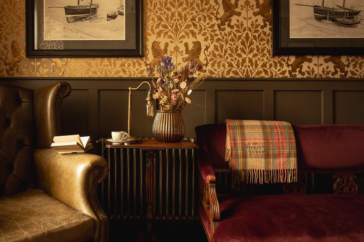 伝統的な英国風インテリアは、女性インテリアデザイナーのイブ・カレン・コーンズが担当。Photo_ Alexander Baxter