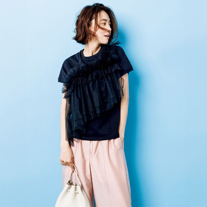 前身頃にチュールがついた黒Tシャツにピンクパンツを合わせた浅見れいなさん