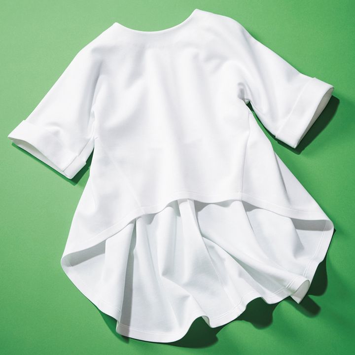 袖とテールが長めのシーニュの白Tシャツ