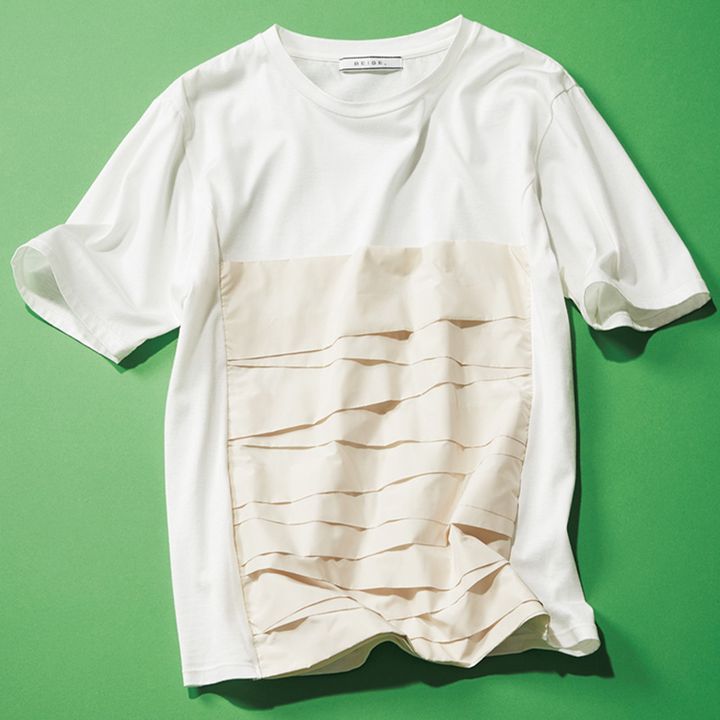 フロントにプリーツデザインがドッキングされたベイジの白Tシャツ