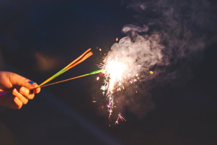 子どもに花火をさせる際はやけどに要注意（画像はイメージ）
