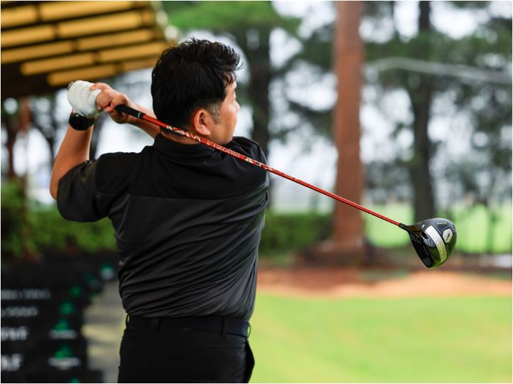 作家・池井戸潤さんが話題の“飛びシャフト”を本気試打！その性能は…!?