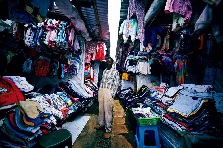 大量に送られてくる古着とキベラの少年
