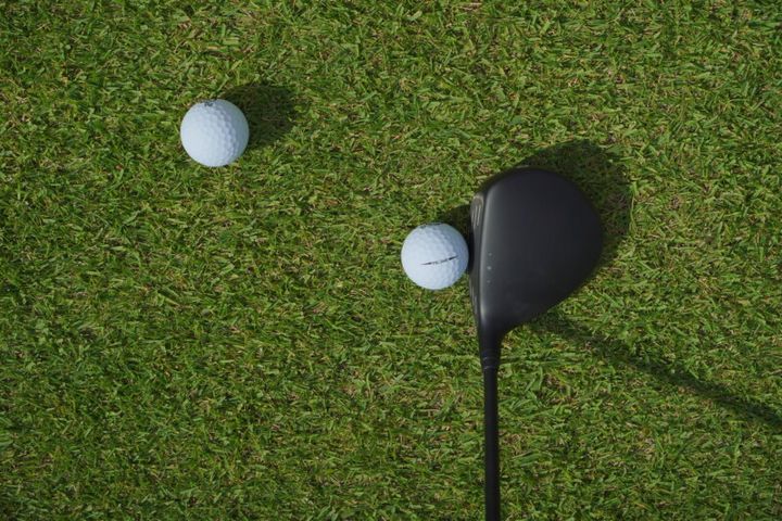 FWを簡単に打てるコツを解説！素振りで“芝が飛んだ場所”にボールを置くだけ