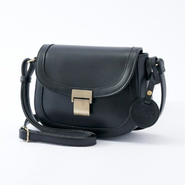 しまむらのフラップショルダーバッグ