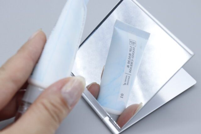 ダイソーの映りが良いアルミスリムミラー（正方形）