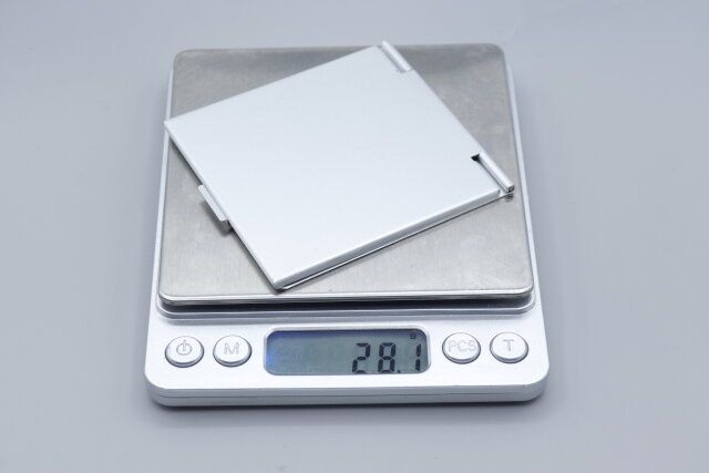 ダイソーの軽いアルミスリムミラー（正方形）