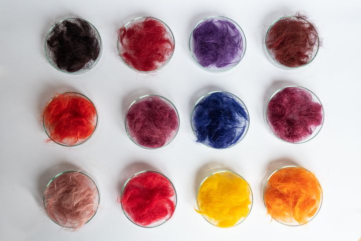 ヒューマン・ループ・マテリアルが人の髪を使って作った染色後の繊維。