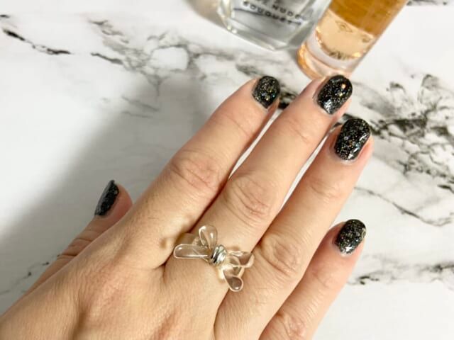 3COINS スリコ クリアリボンリング 着用