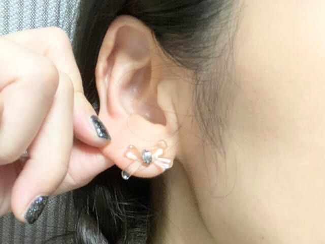 3COINS スリコ リボンモチーフピアス 着用イメージ