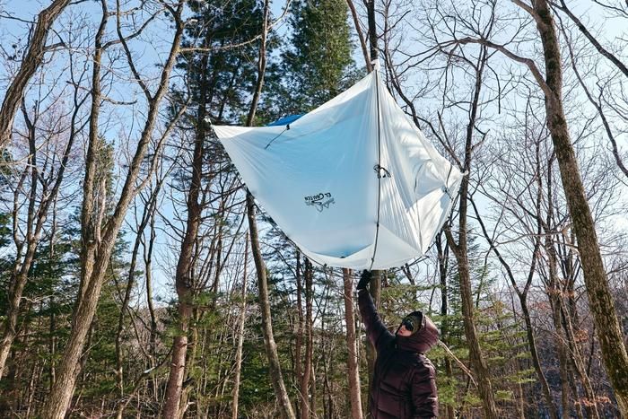 ゼログラムのテントを片手で持ち上げる人