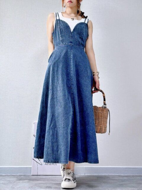 アベイルYURIコラボデニムキャミワンピースのブルーのタンクトップコーデ