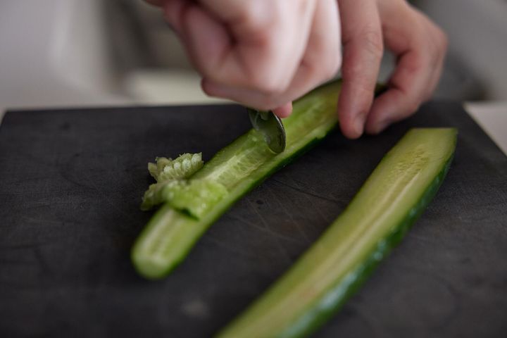 きゅうりをカットする