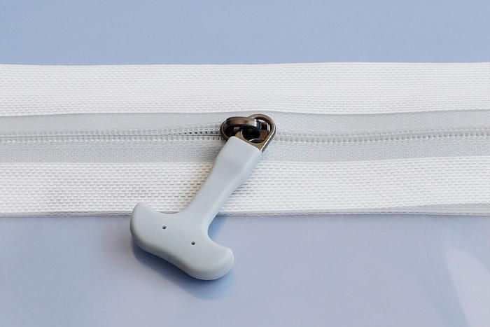 オウルテックの防水サコッシュのファスナー部分