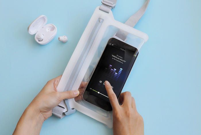 タッチ操作がスムーズな防水サコッシュ