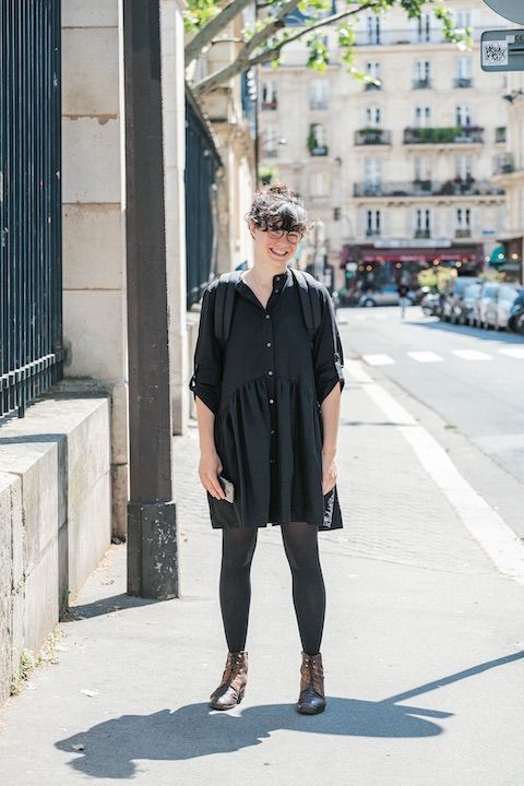 ブラックのシャツミニワンピースで甘さをおさえて、大人ガーリーな装いに