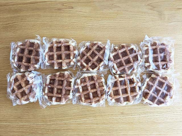 個包装の【業務スーパー】「ベルギーワッフル」10個がテーブルに並んでいる様子