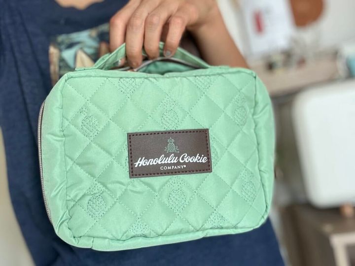 ホノルルクッキーポーチを手に持った様子