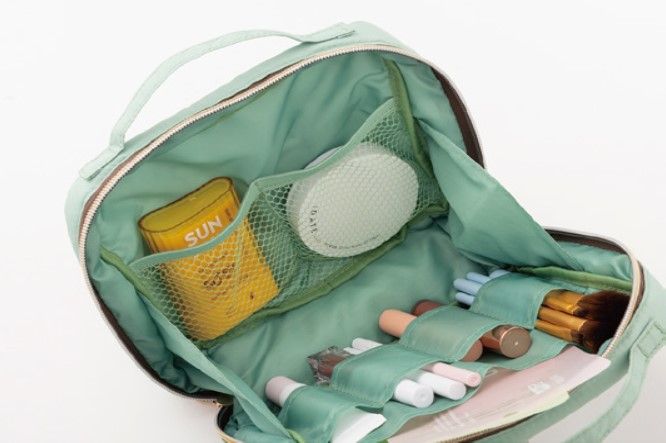 キルティングポーチにコスメ用品が入っている様子
