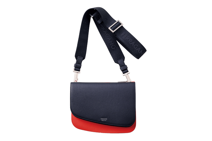 〈フェラガモ〉のバッグ