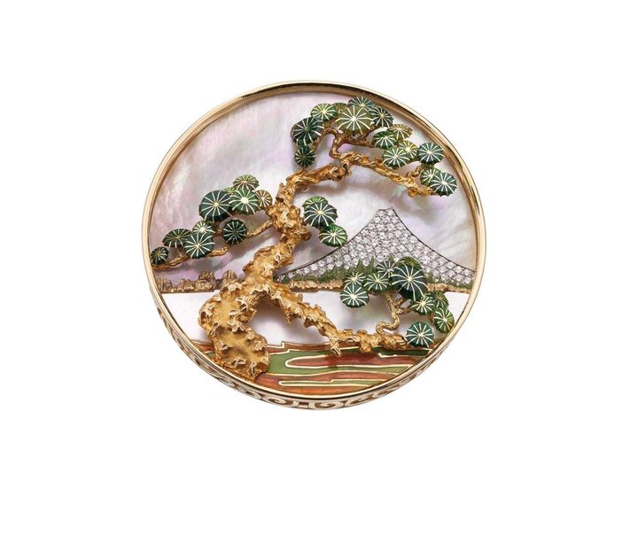 マザー・オブ・パール、ポリクローム エナメル、そしてダイヤモンドがあしらわれたゴールド製の「マウント フジ」ブローチ（1972年 製作）